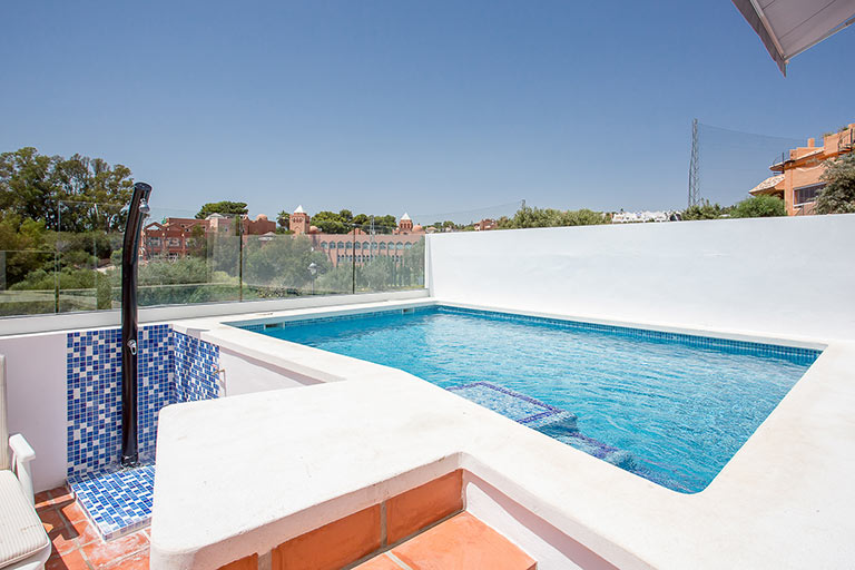 Holiday flat with pool