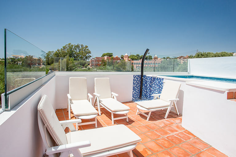Terrasse der Ferienwohnung mit eigenem Pool