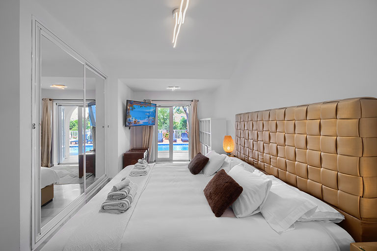 One of the bedrooms with a double bed in Villa Cinco