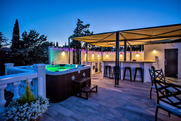 Roof terrace with bar