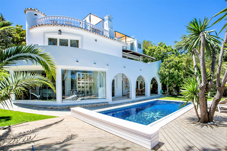 Villa con piscina en la costa mediterránea española