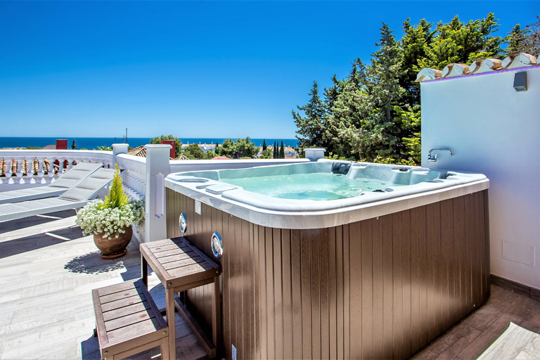 Jacuzzi on the roof terrace