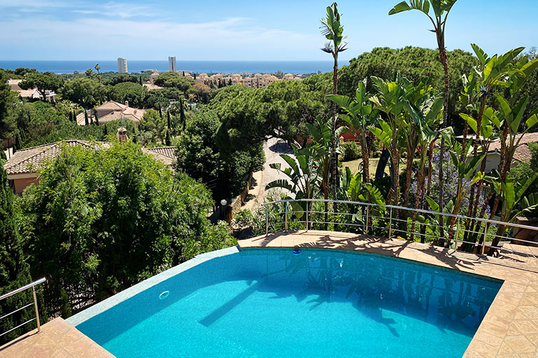 Villa con piscina infinita en Marbella