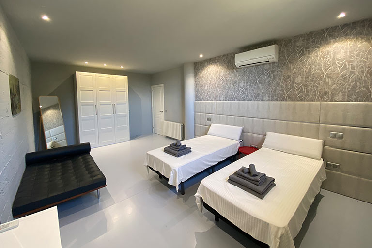 Dormitorio con camas individuales