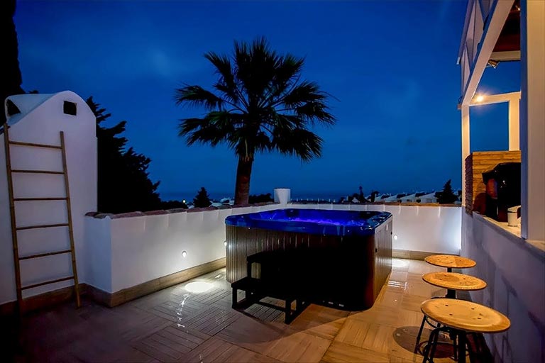 Villa with Jacuzzi on Roof Terrace