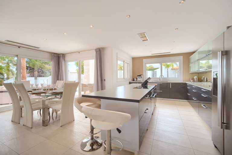 Fully equipped and spacious kitchen